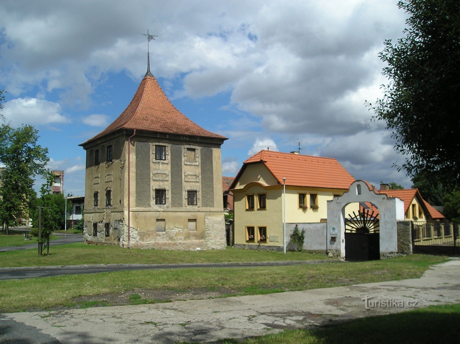 Старые гидротехнические сооружения