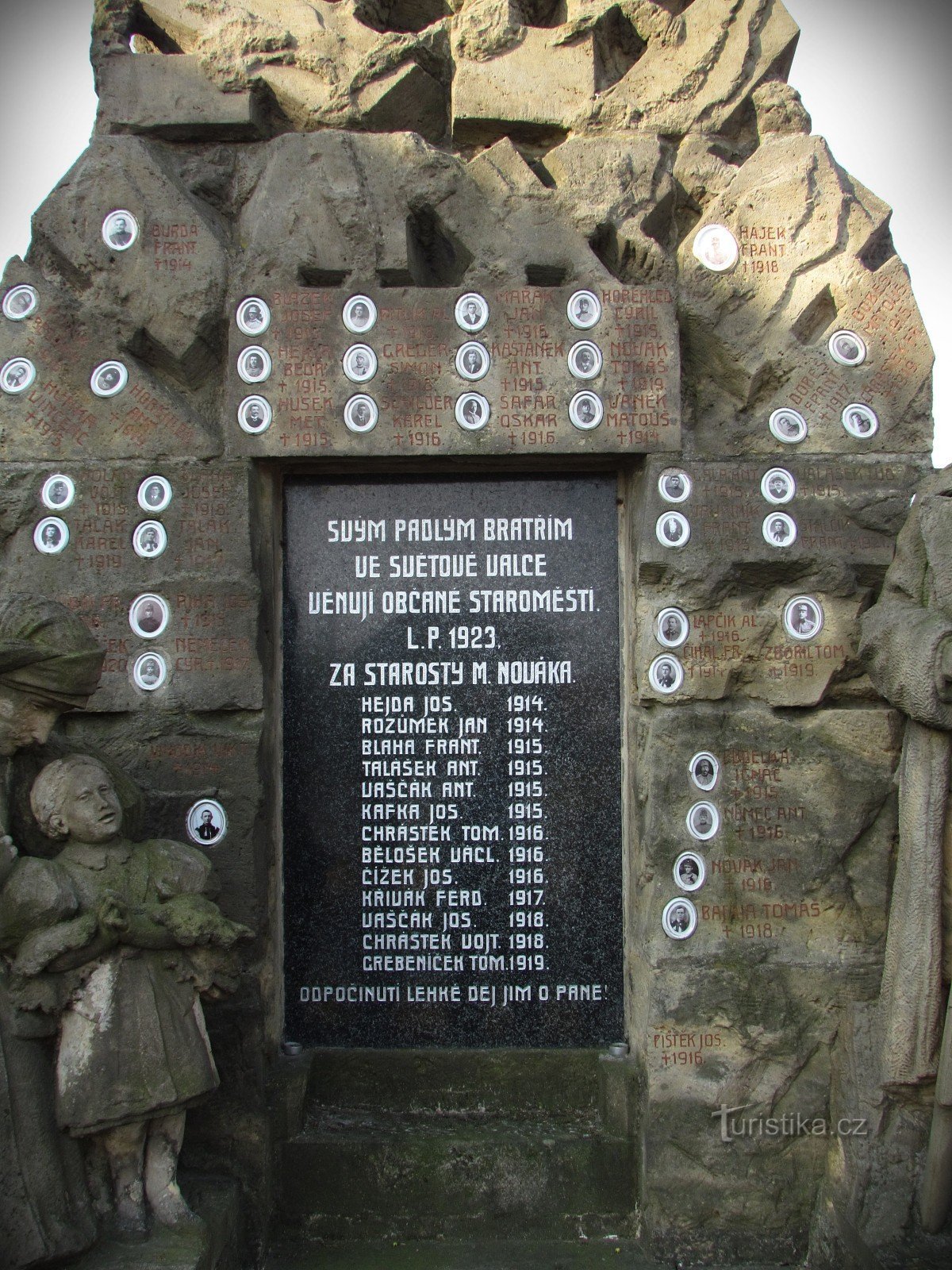 Casco antiguo - Monumento a las víctimas