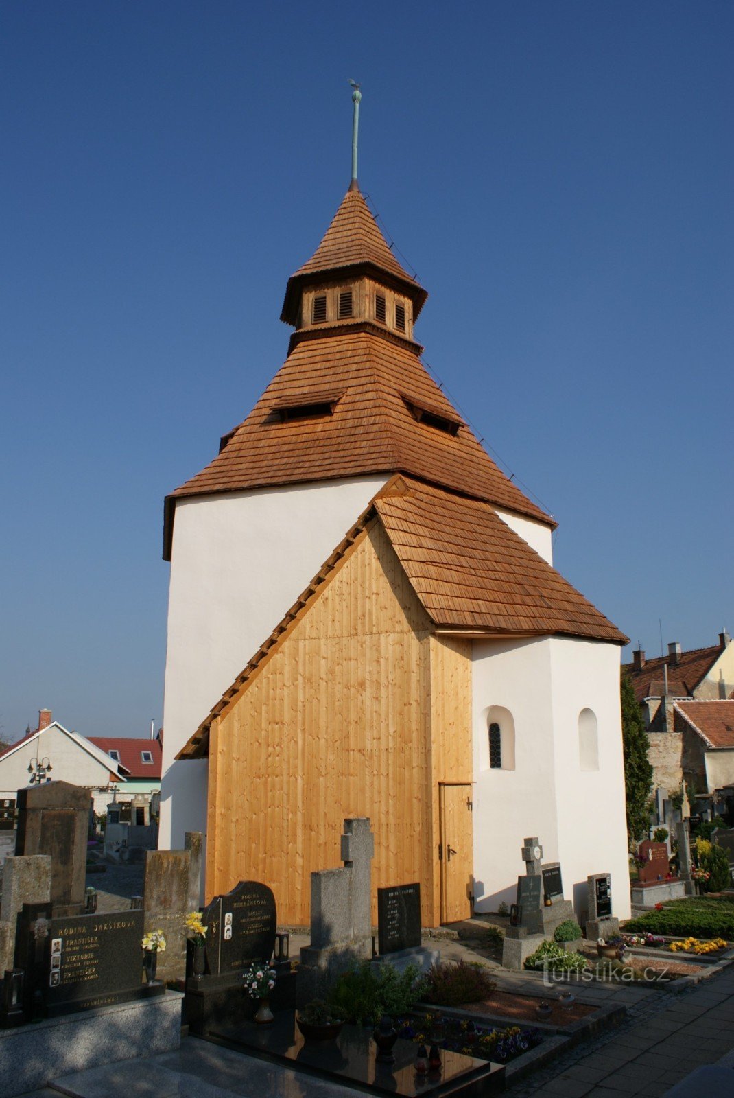 Staré Město nära Uh. Hradiště – kyrkogårdsområde med kyrkan St. Ärkeängeln Mikael