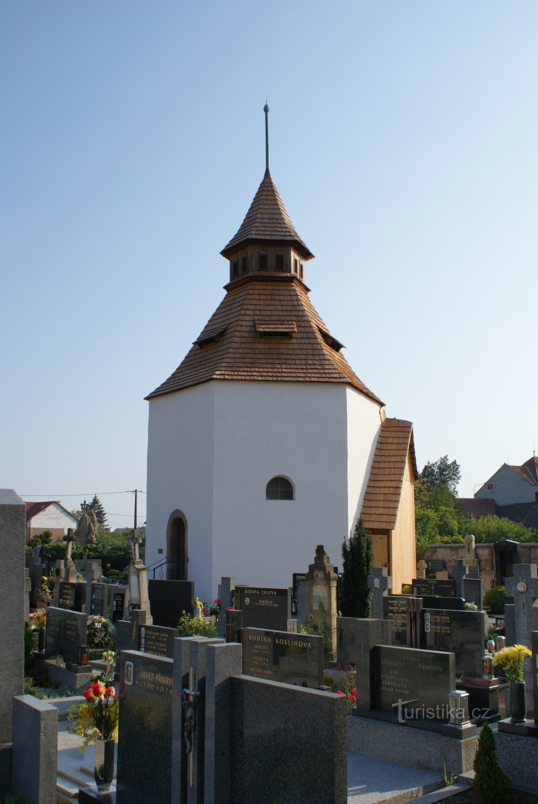 Staré Město nära Uh. Hradiště – kyrkogårdsområde med kyrkan St. Ärkeängeln Mikael