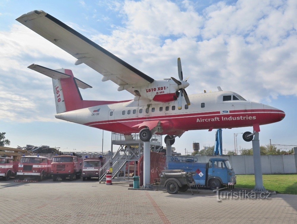 Staré Město (cerca de Uherské Hradiště) - avión L-610 en KOVOZOO