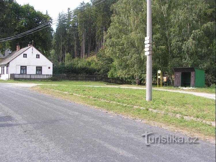 Staré Purkratice: vista do ponto de ônibus, placa de sinalização em primeiro plano