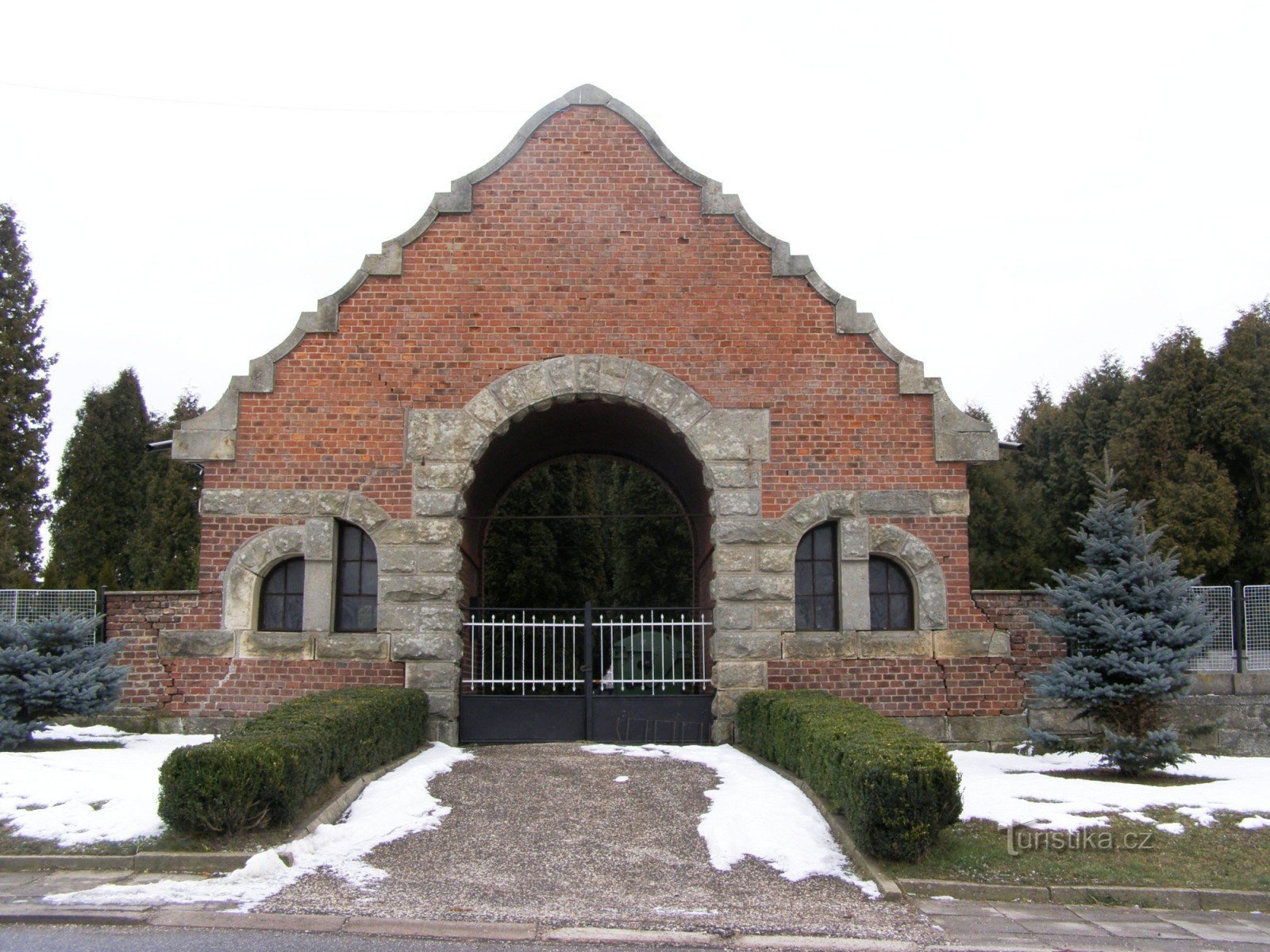 Staré Smrkovice - hautausmaan edessä