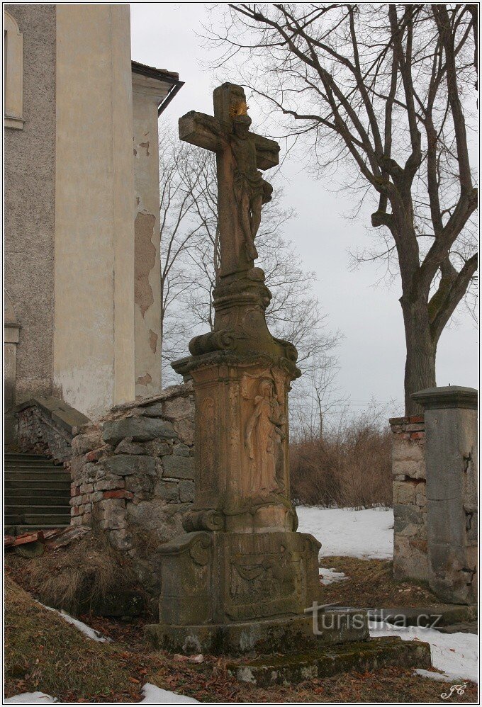 Stárkov, cross by the church