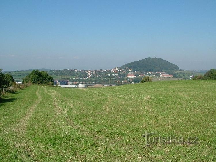 Starojický の丘とその前の Starý Jičín