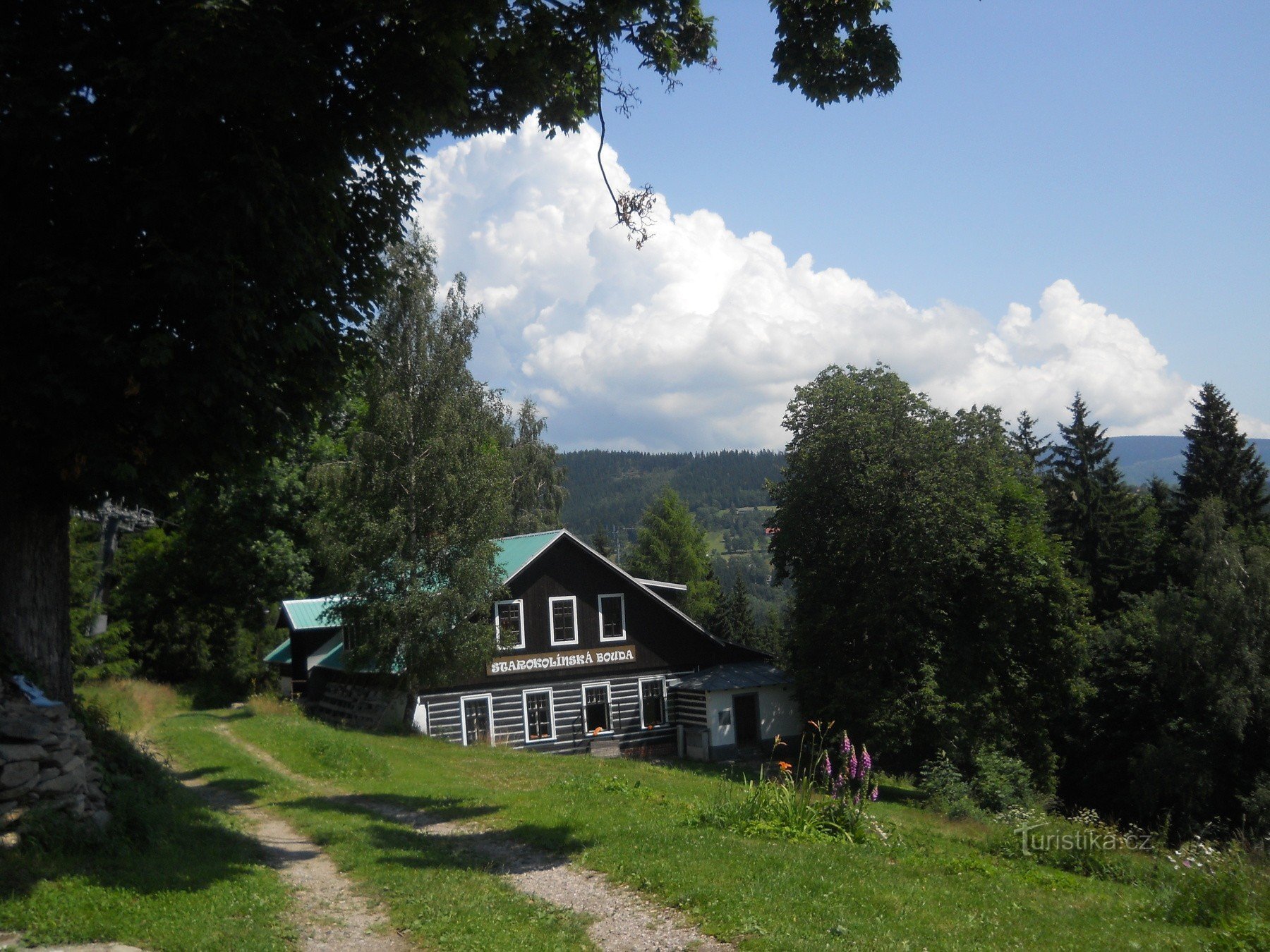 Alte Kölner Scheune am Hang des Žalý-Hügels