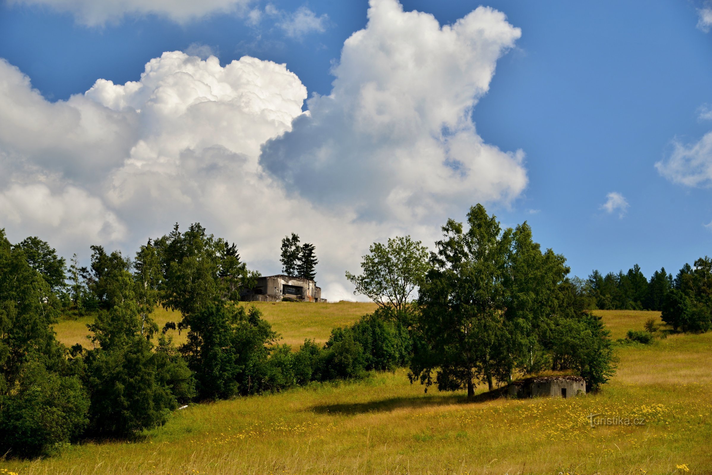 Vestinggebied van de oude stad: bunkers boven de oude stad onder Sněžnik