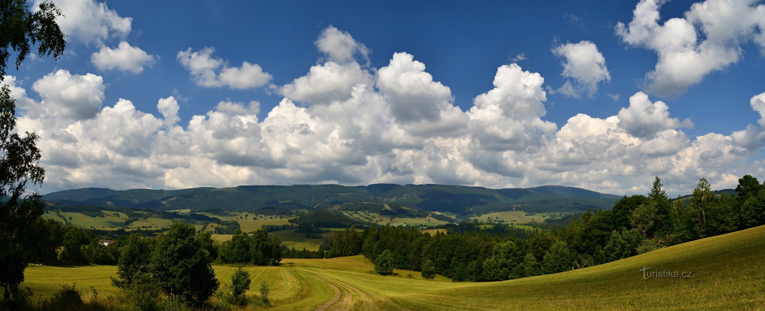 Zona cetății orașului vechi: vedere la Králický Sněžník vizavi