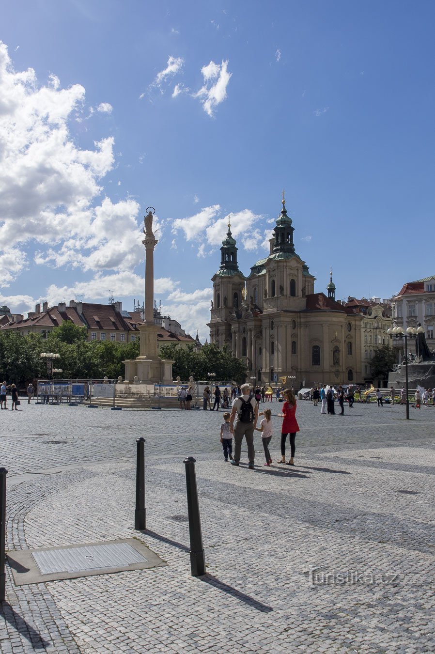 Staroměstské náměstí se sv. Michalem