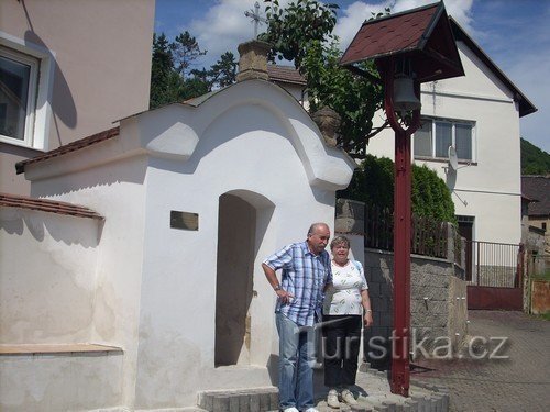 A falu polgármestere Aničkával a kápolnánál