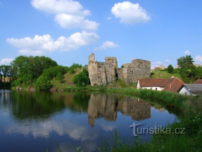 Starozámecký Teich mit Burg Borotín