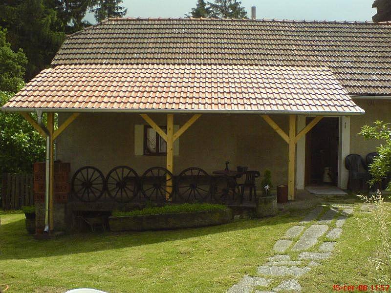 Ældre sommerhus med terrasse - udsigt fra indkørslen