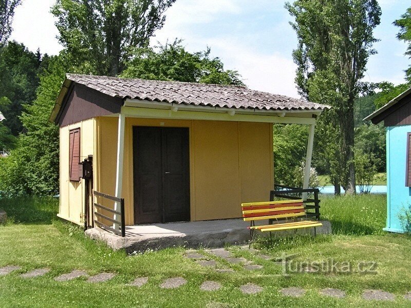 Ältere Hütte am Swimmingpool