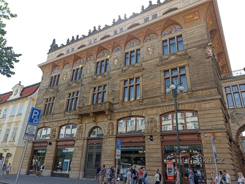 παλαιότερο κτίριο από τα χρόνια κατασκευής 1894 - 1896