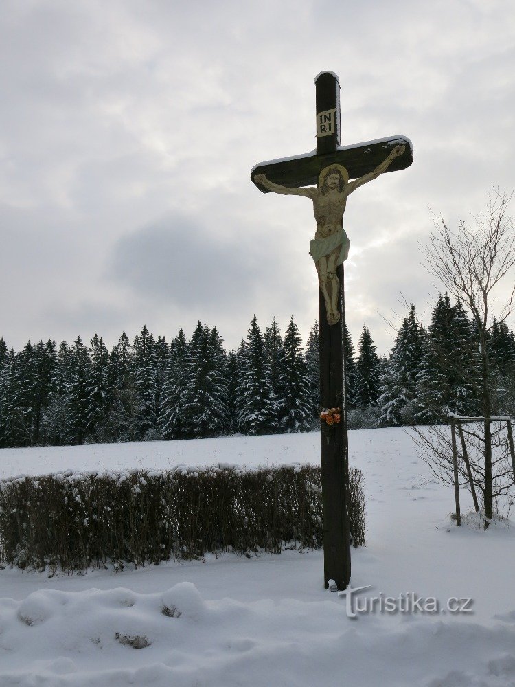 începe de la marginea pârâului Žďárské