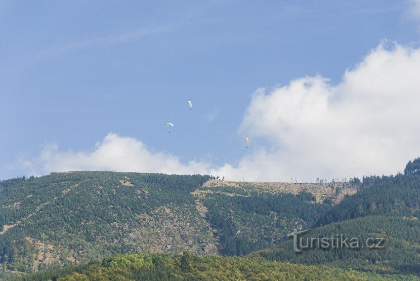 Start van paragliders bij Mravenečnik