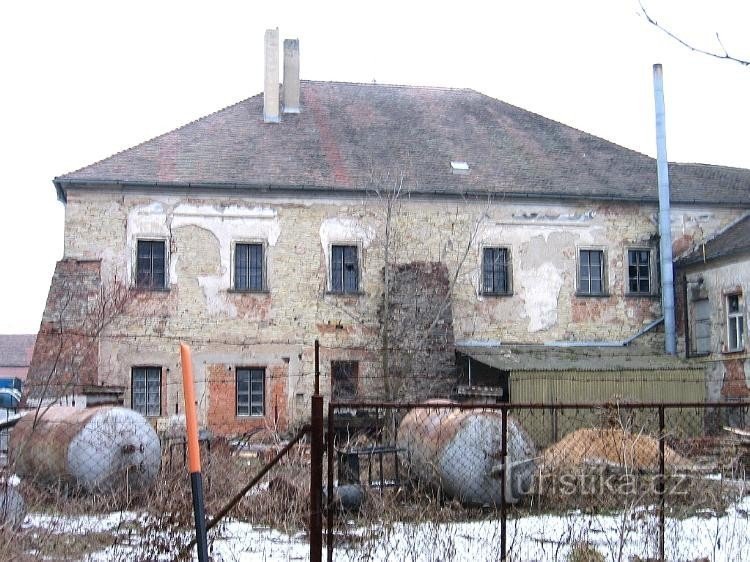 El antiguo castillo de Berkov desde el oeste: Rosice