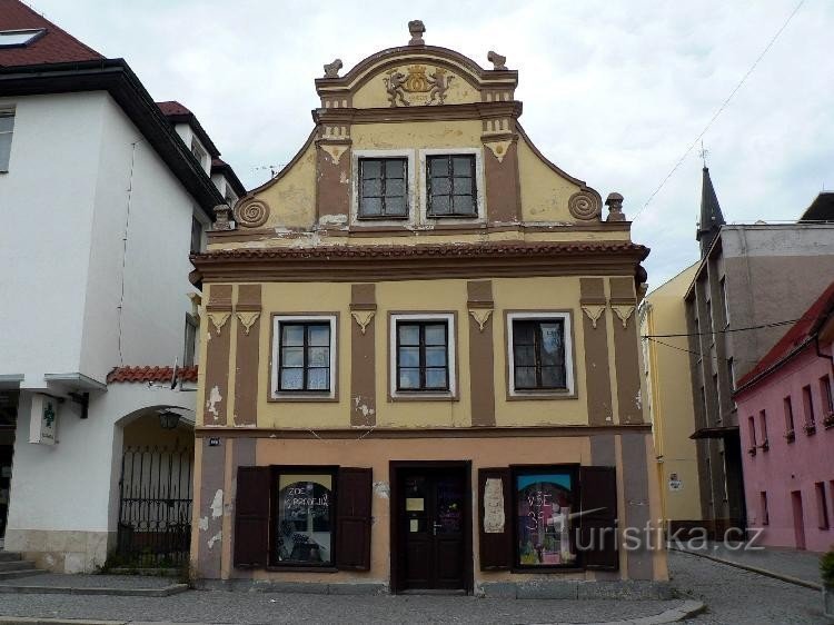 gammalt hus på torget