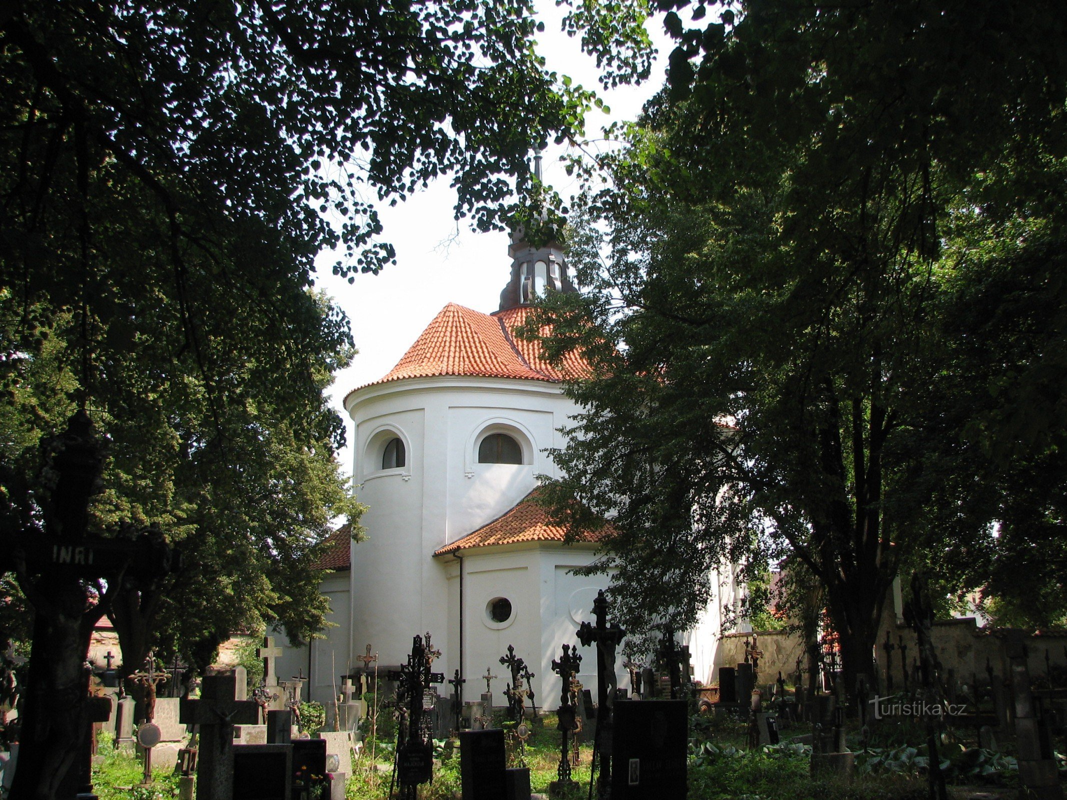 De oude begraafplaats in Bechyn op de achtergrond met de kerk van St. Michael
