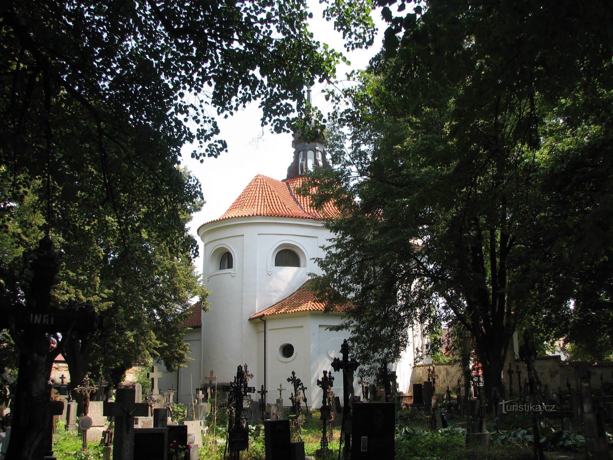 El antiguo cementerio de Bechyn al fondo con la iglesia de St. Miguel