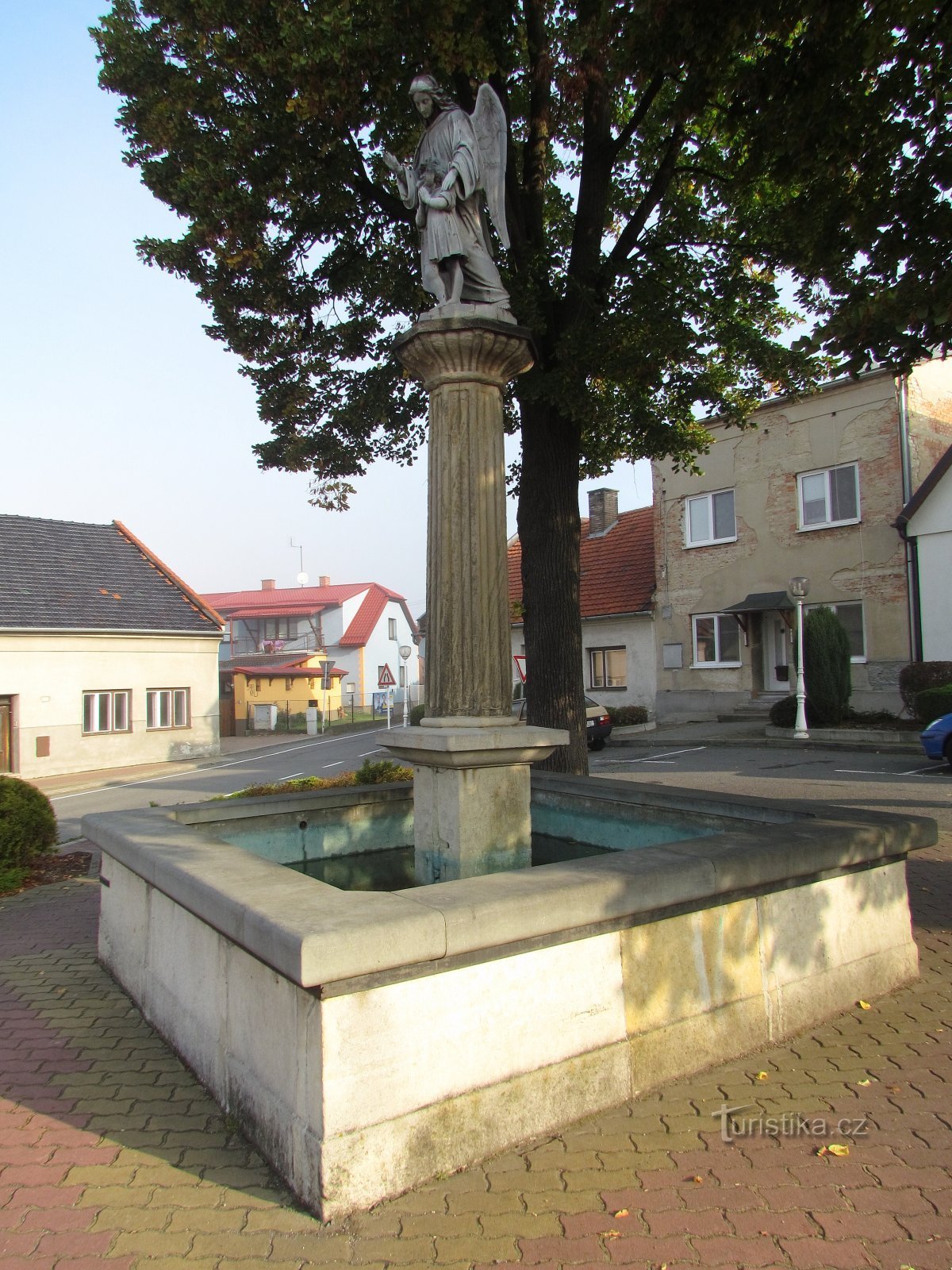 Starý Jičín - place avec fontaine et sculpture