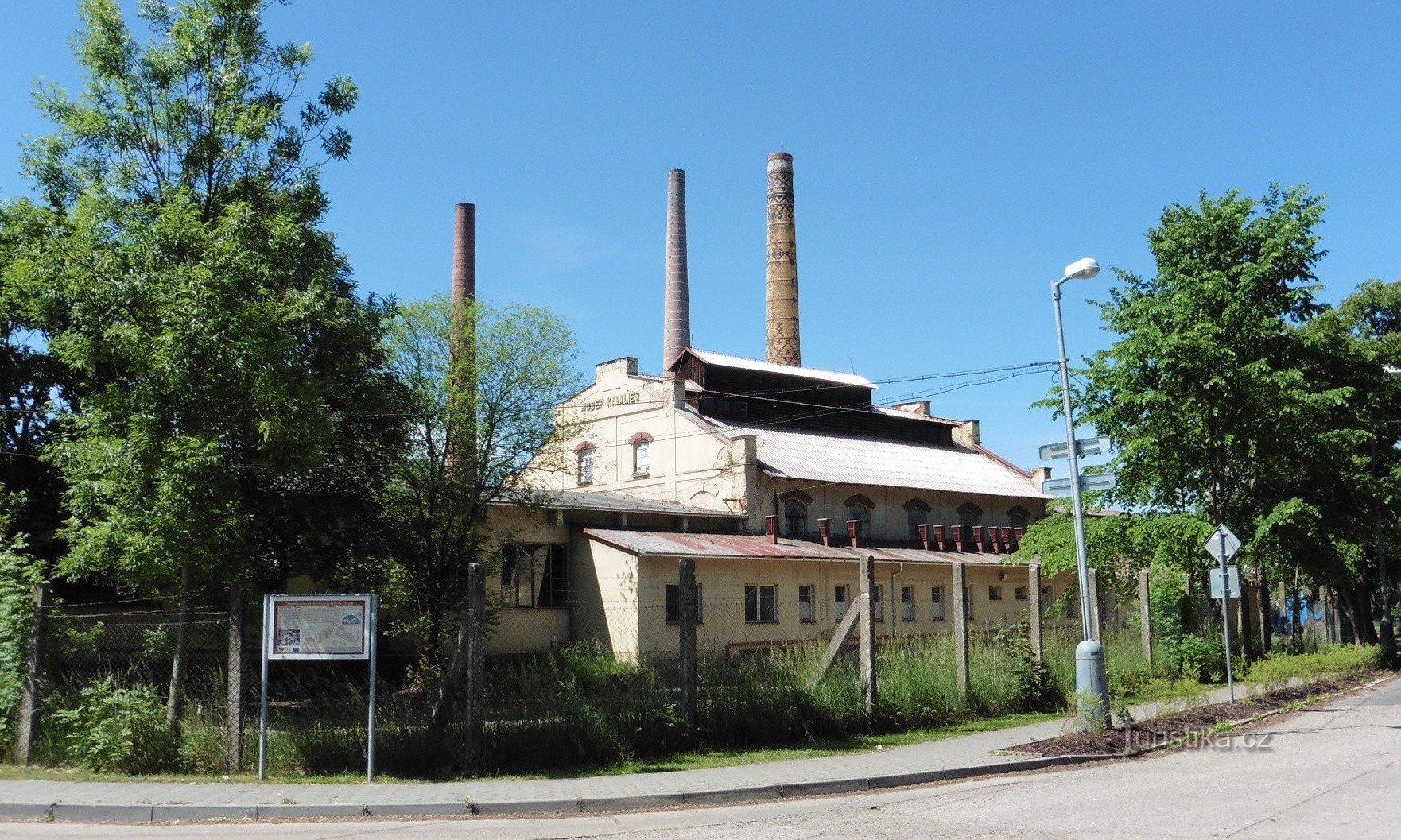 de oude werking van de Kavalier glasfabriek