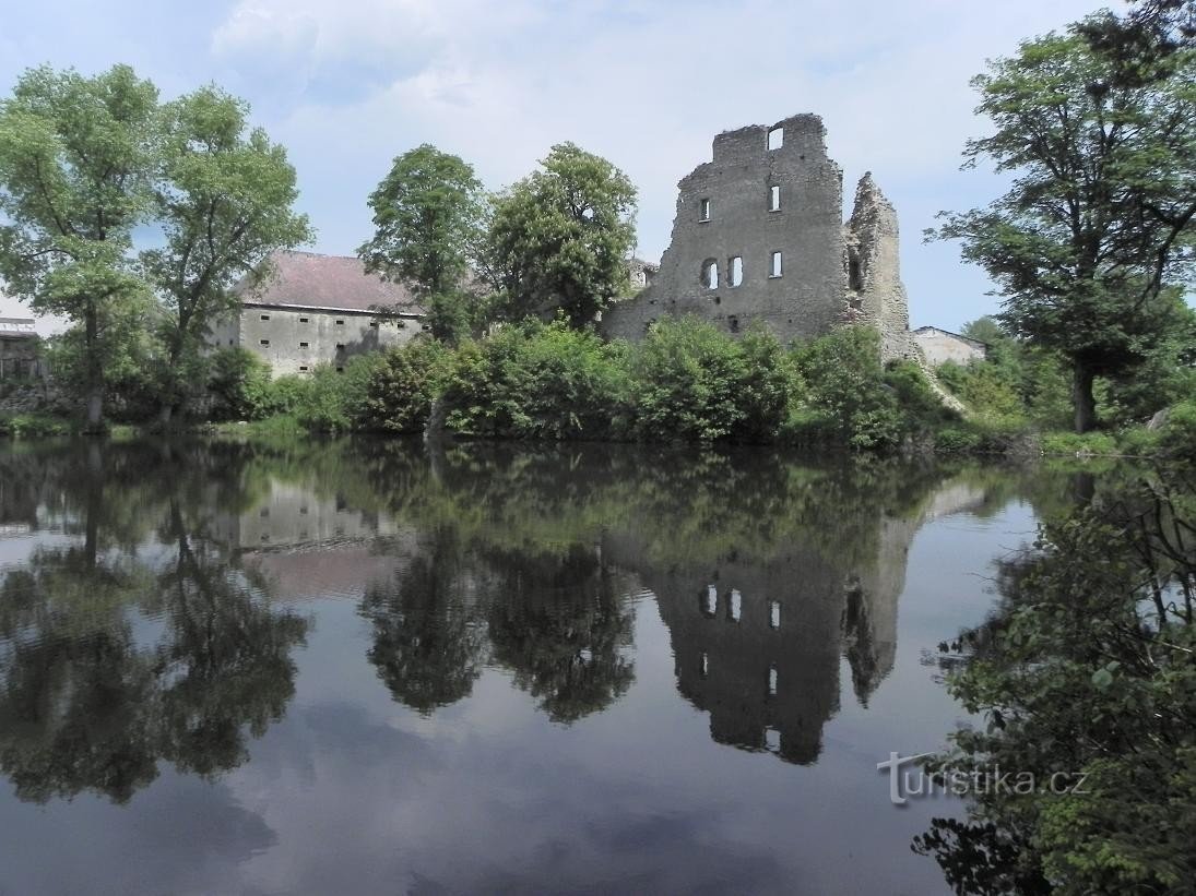 Starý Rybník, ett slott från stranden av Čisté rybník