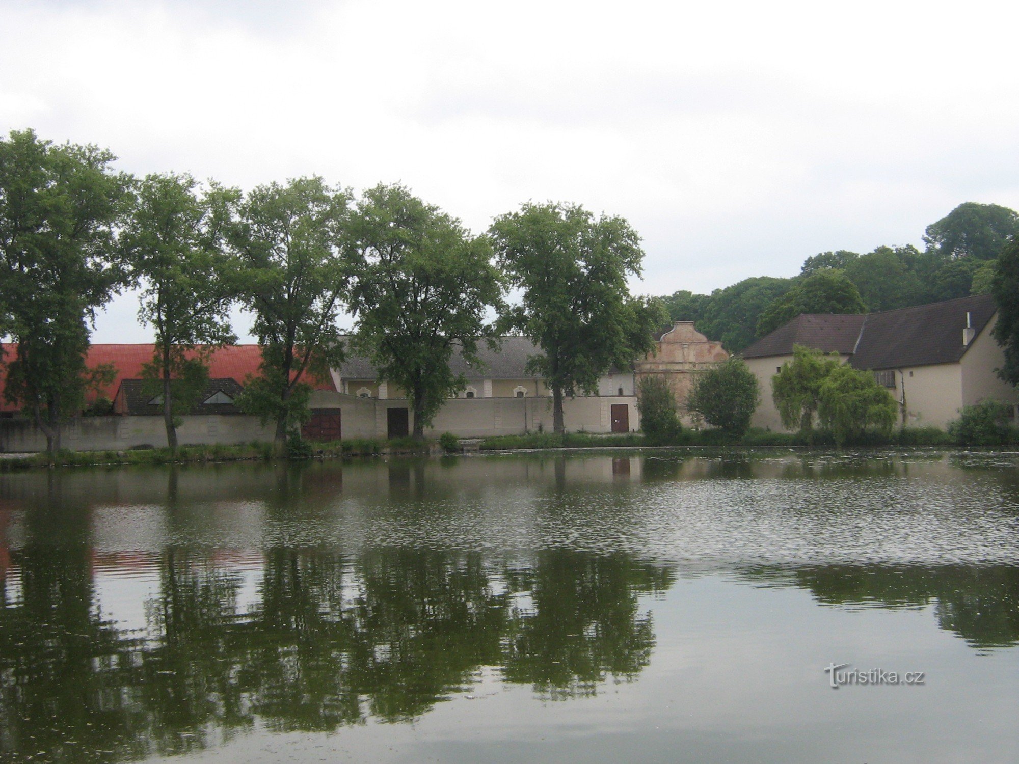 Stari ribnik - pivovarna v ozadju