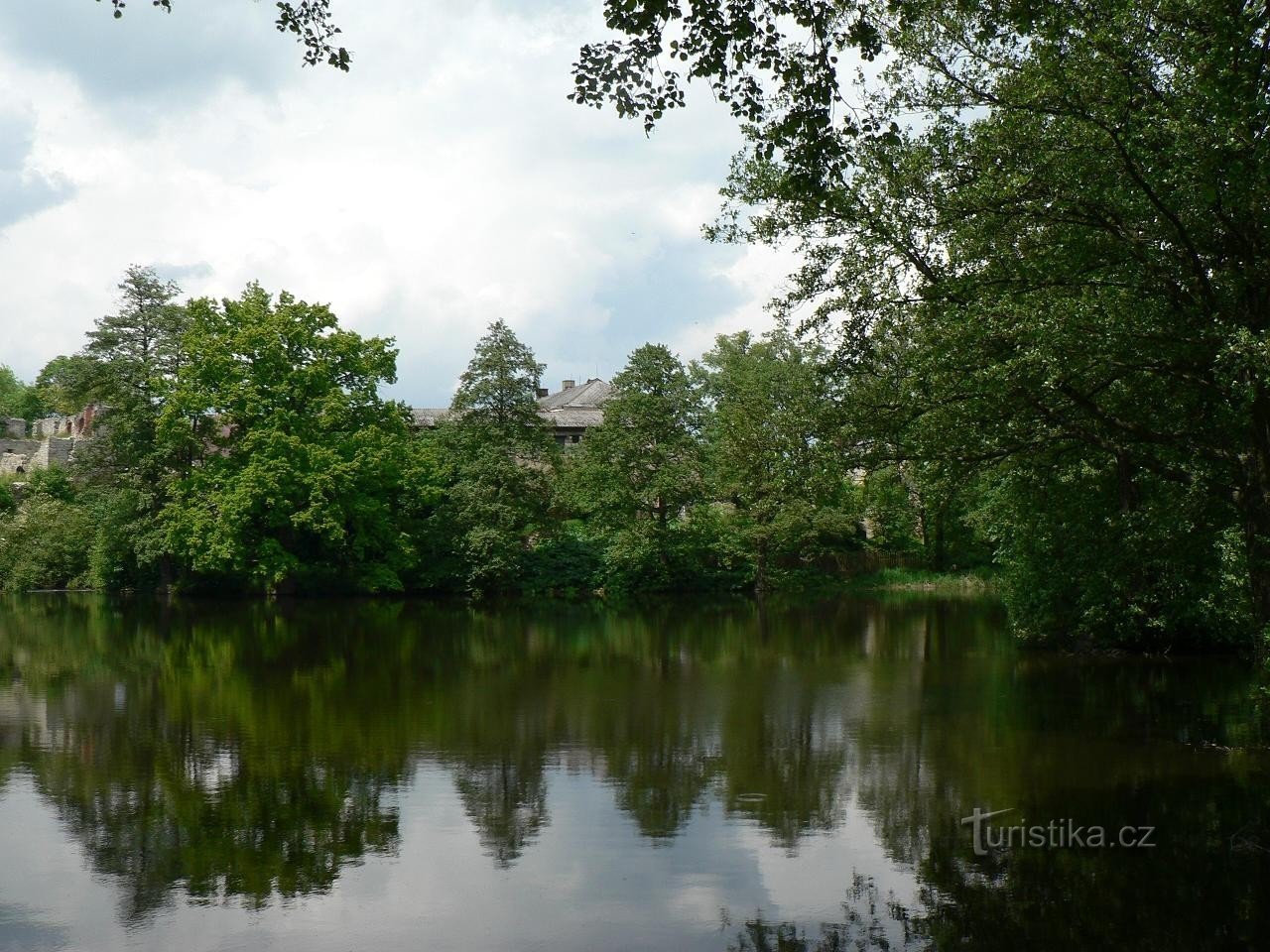 Starý Rybník、新しい池の岸からの城