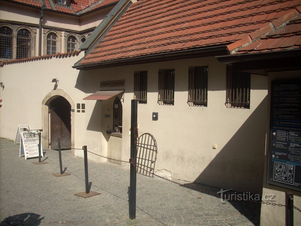 Gamla judiska kyrkogården i Prag