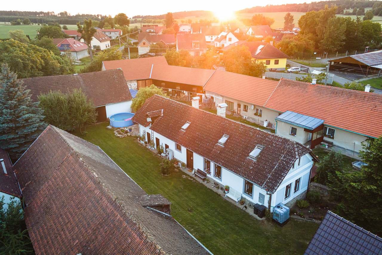 Finca 32 en alquiler Křenovice, distribución del edificio