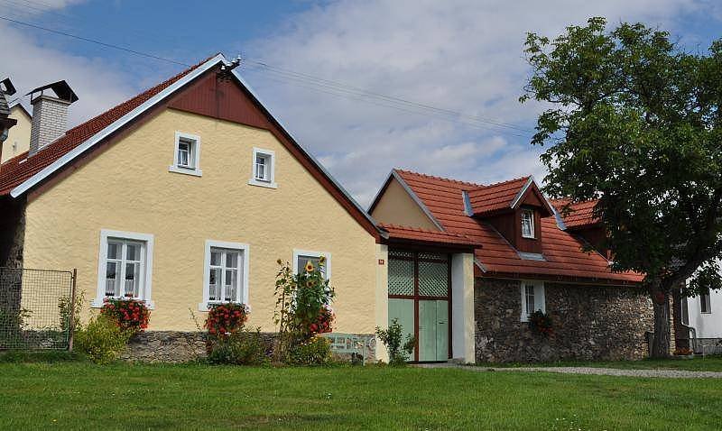 Bauernhof Břežany - Blick vom Dorf