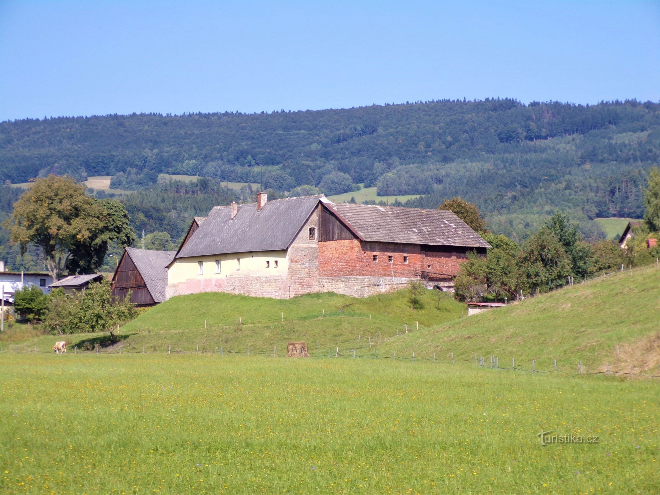 Tila nro 242 entisen linnoituksen paikalla (Velké Svatoňovice, 6.9.2021)