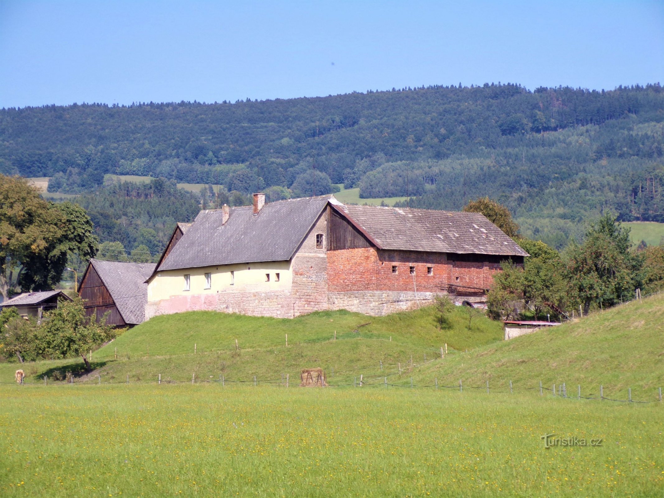 Ejendom nr. 242 på stedet for en tidligere fæstning (Velké Svatoňovice, 6.9.2021/XNUMX/XNUMX)