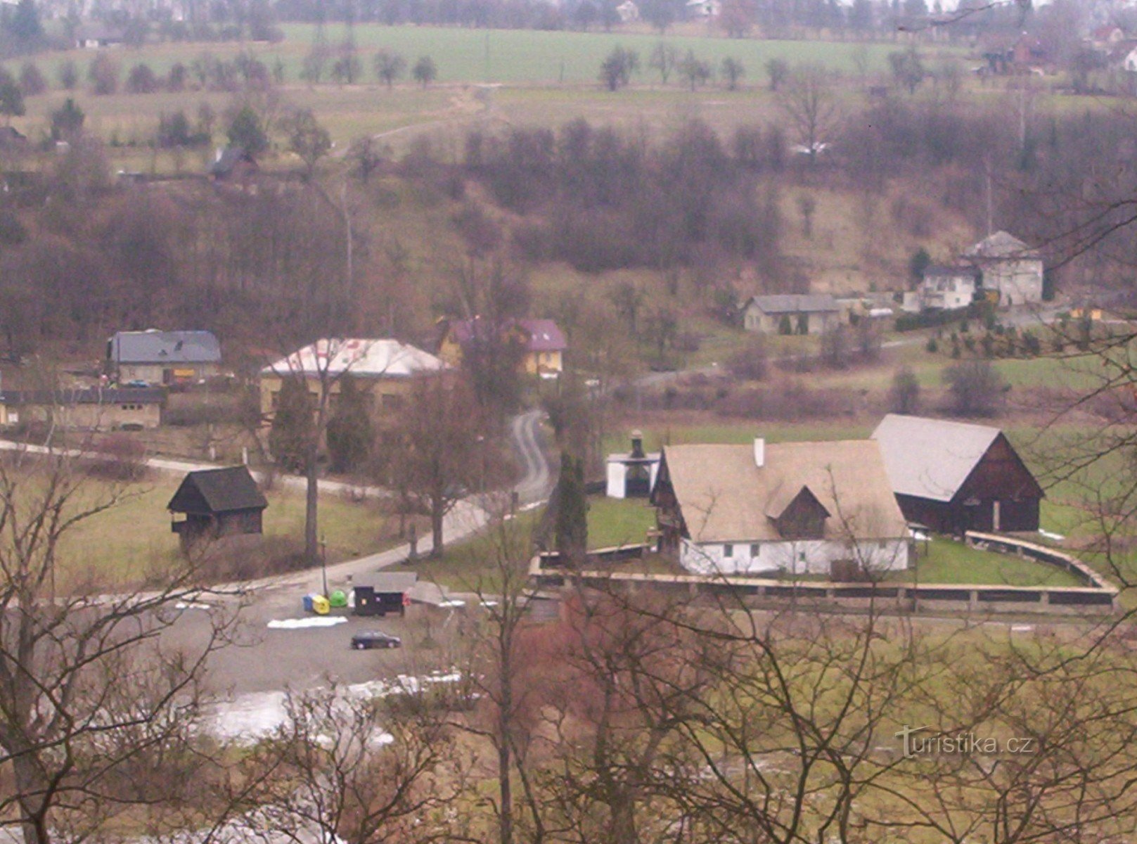De boerderij is gefotografeerd vanuit het prieel in het park