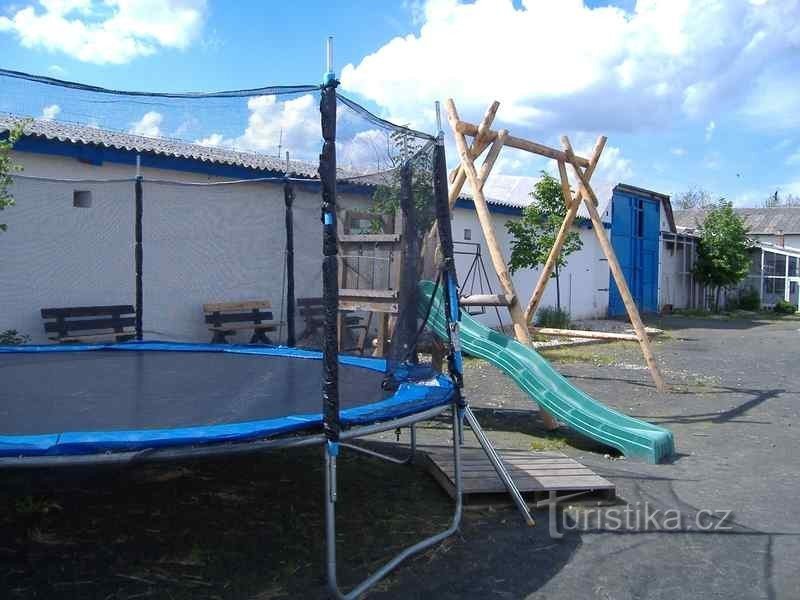 Kmetija Starý Kolín - trampolin in tobogan