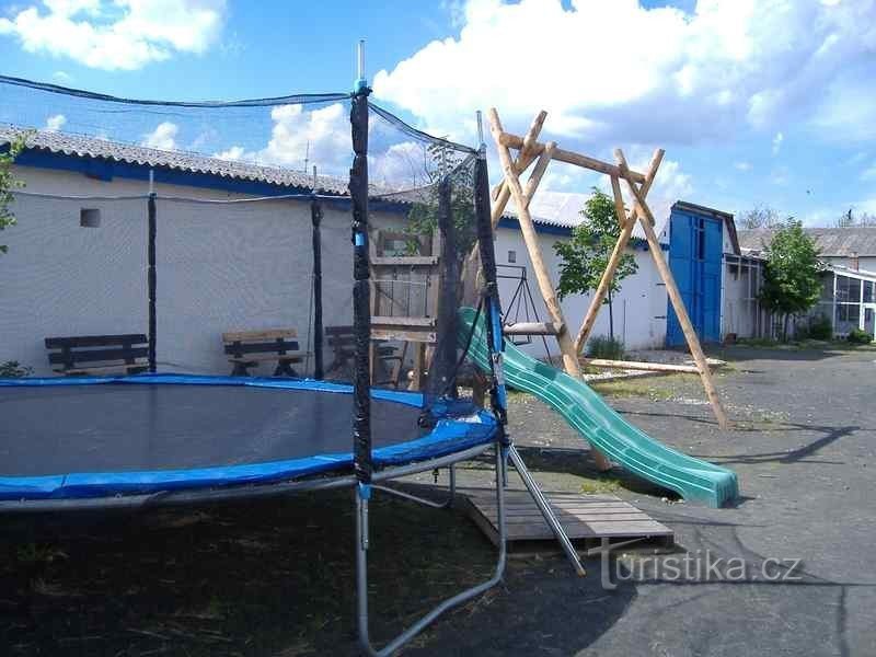 Farma Starý Kolín - trampolin i tobogan