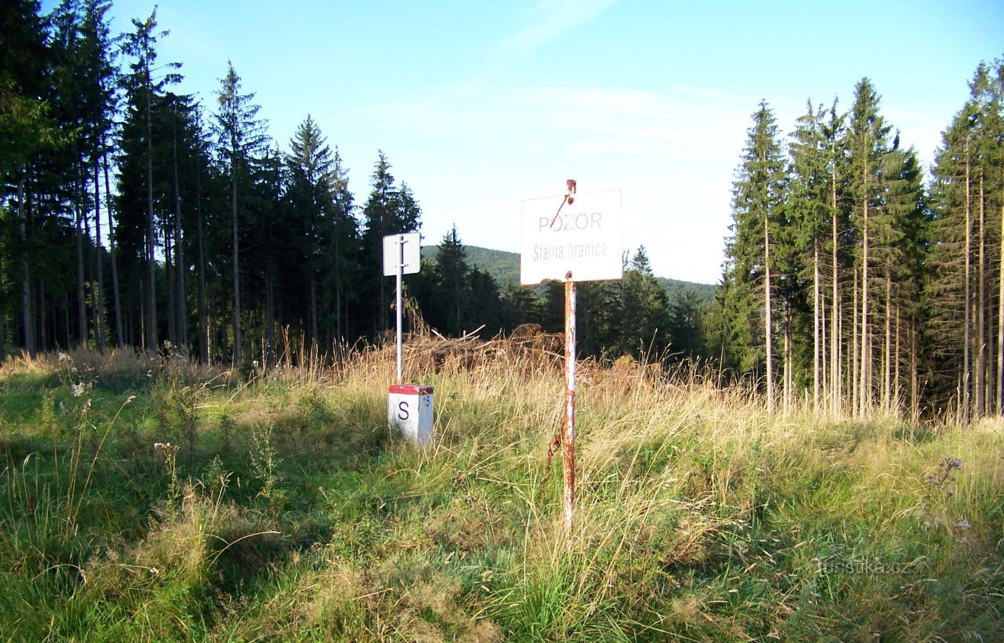 Frontière d'État sur la crête des Carpates Blanches