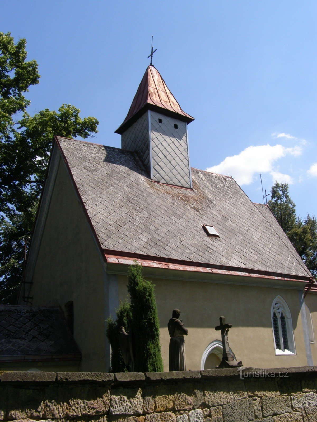 Status - In de buurt van het kerkje