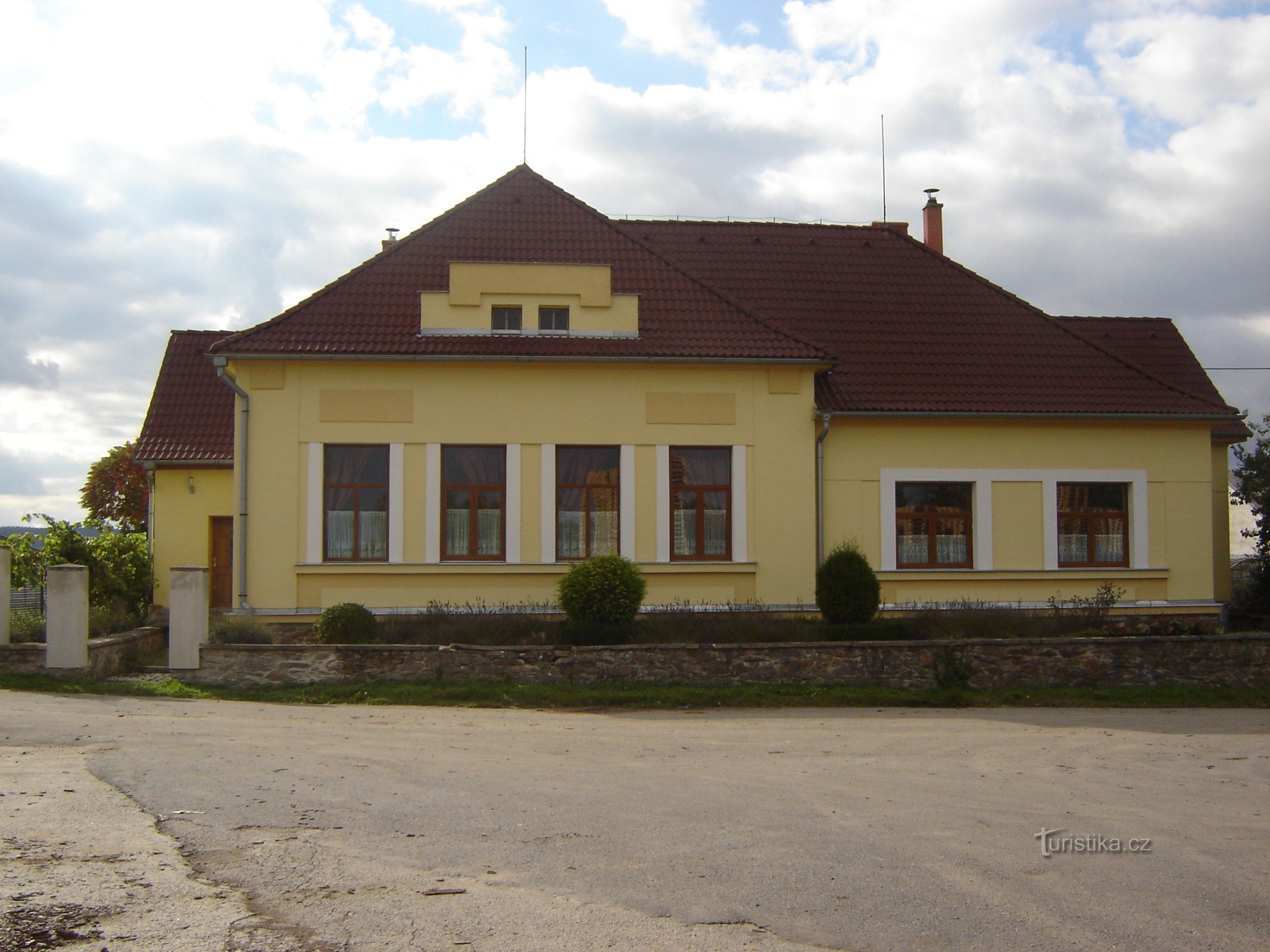 budynek dawnej szkoły - Haškovcova Lhota