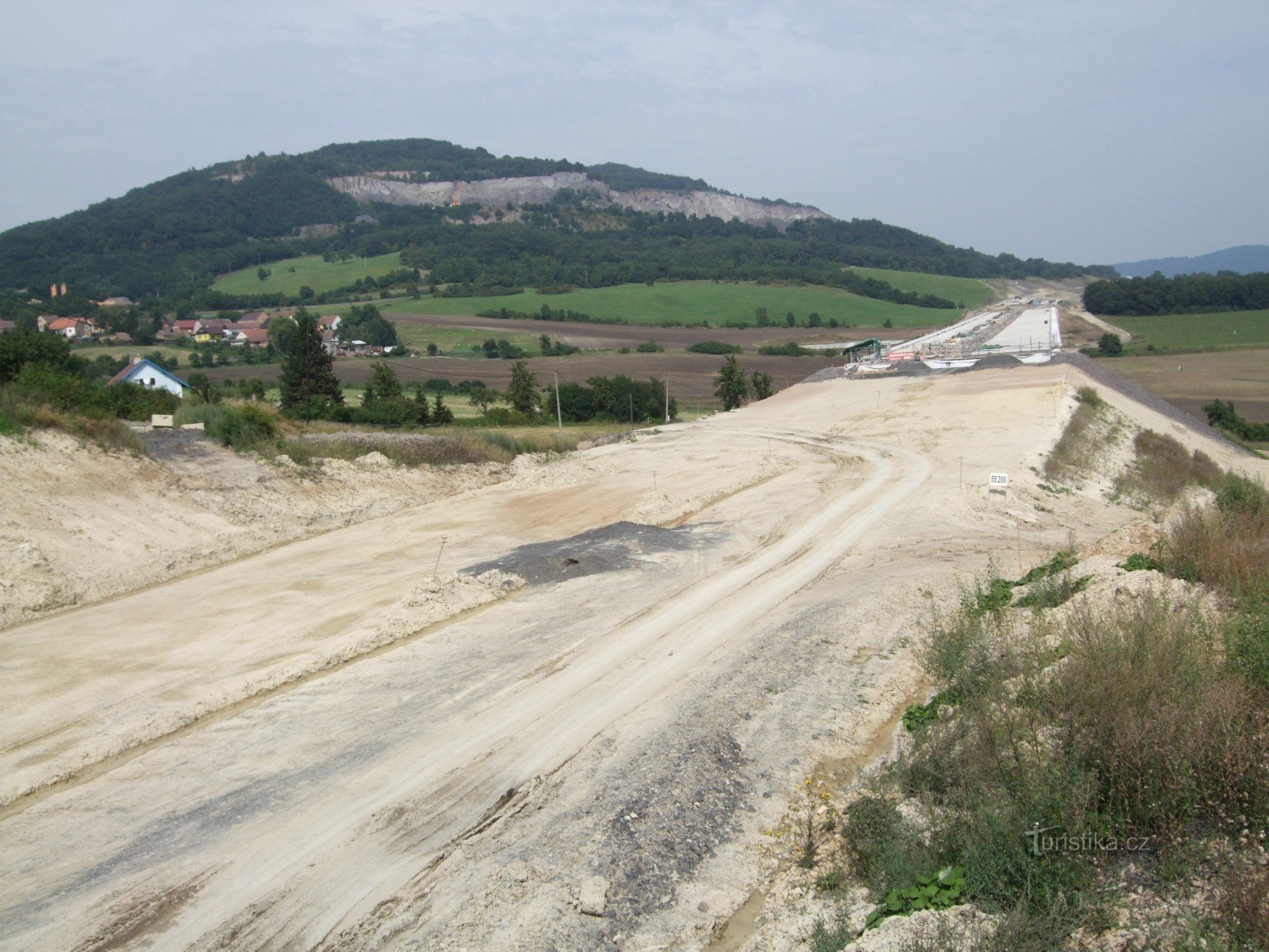 Construcția autostrăzii D8 lângă Dobkoviček