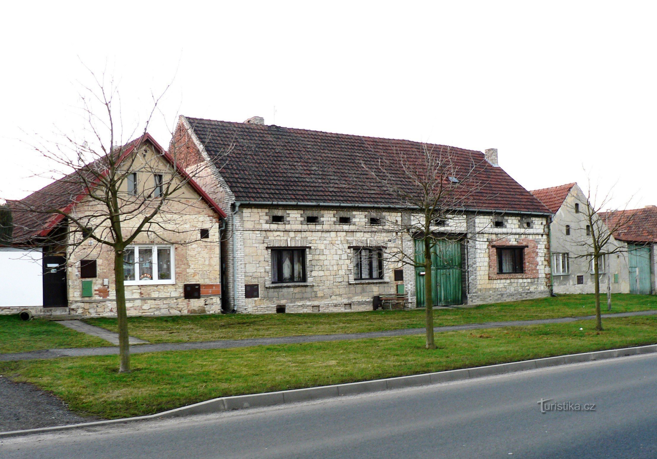 il a été construit ici à partir de marne de cruche