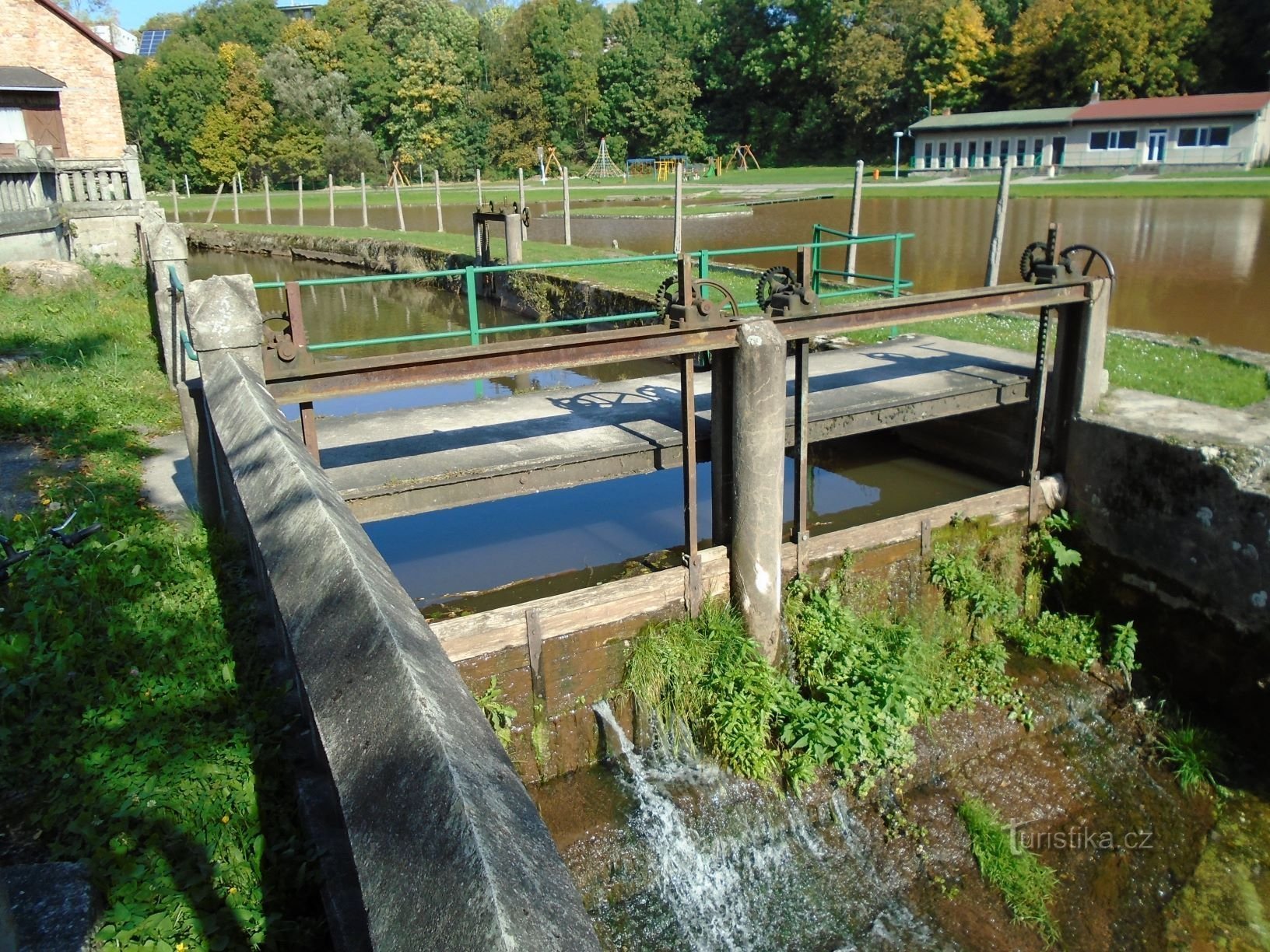 Běluňka-sluis en zwembad (Chvalkovice, 1.10.2017 oktober XNUMX)