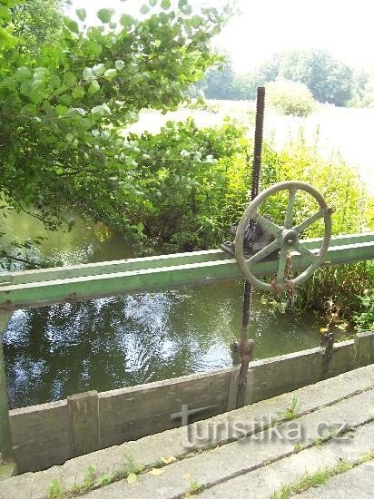 Sluisdeur: De sluisdeur van de Bosmolen in Bernartice