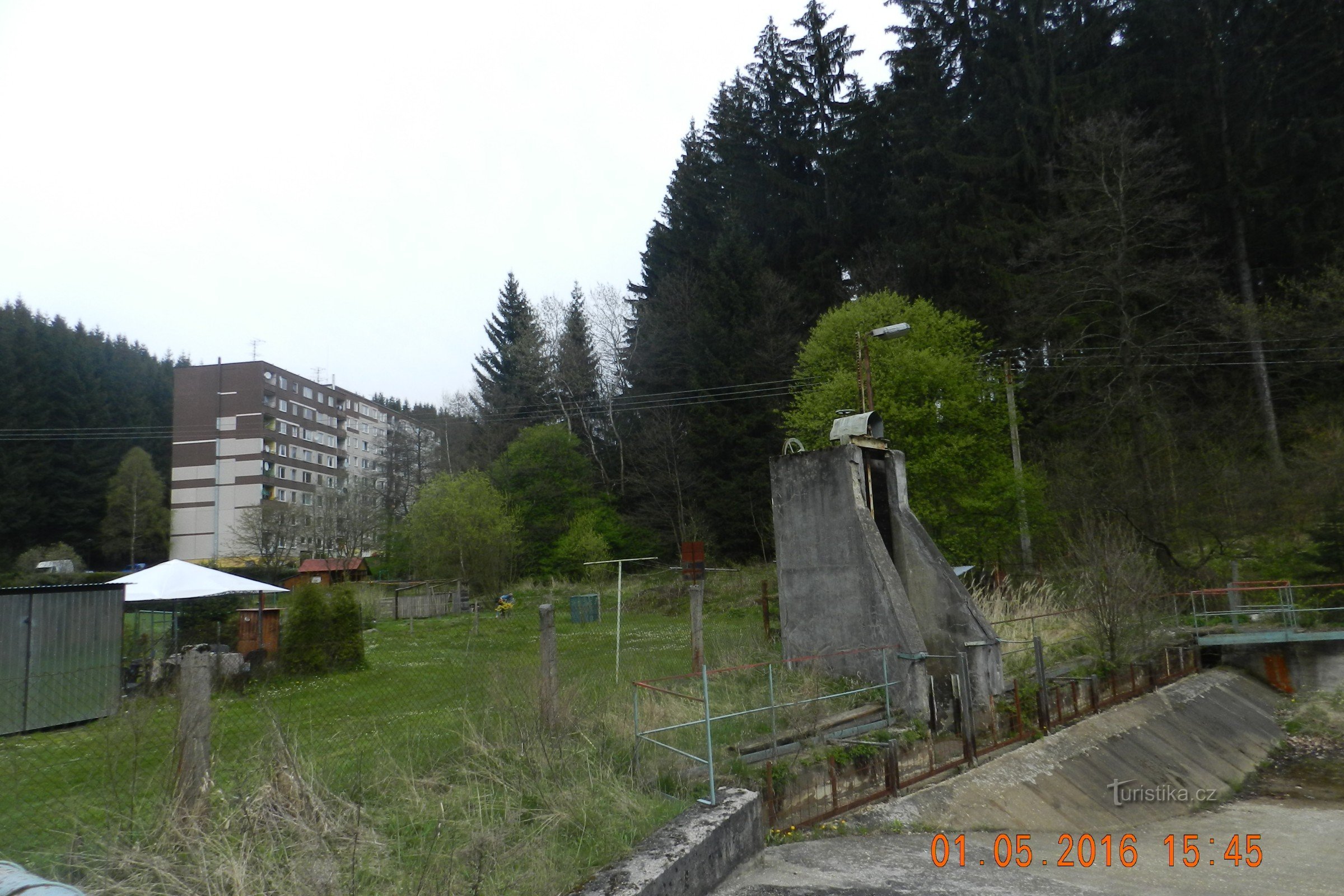 Schleusentor, Blockhäuser hinten, wo der Weg beginnt