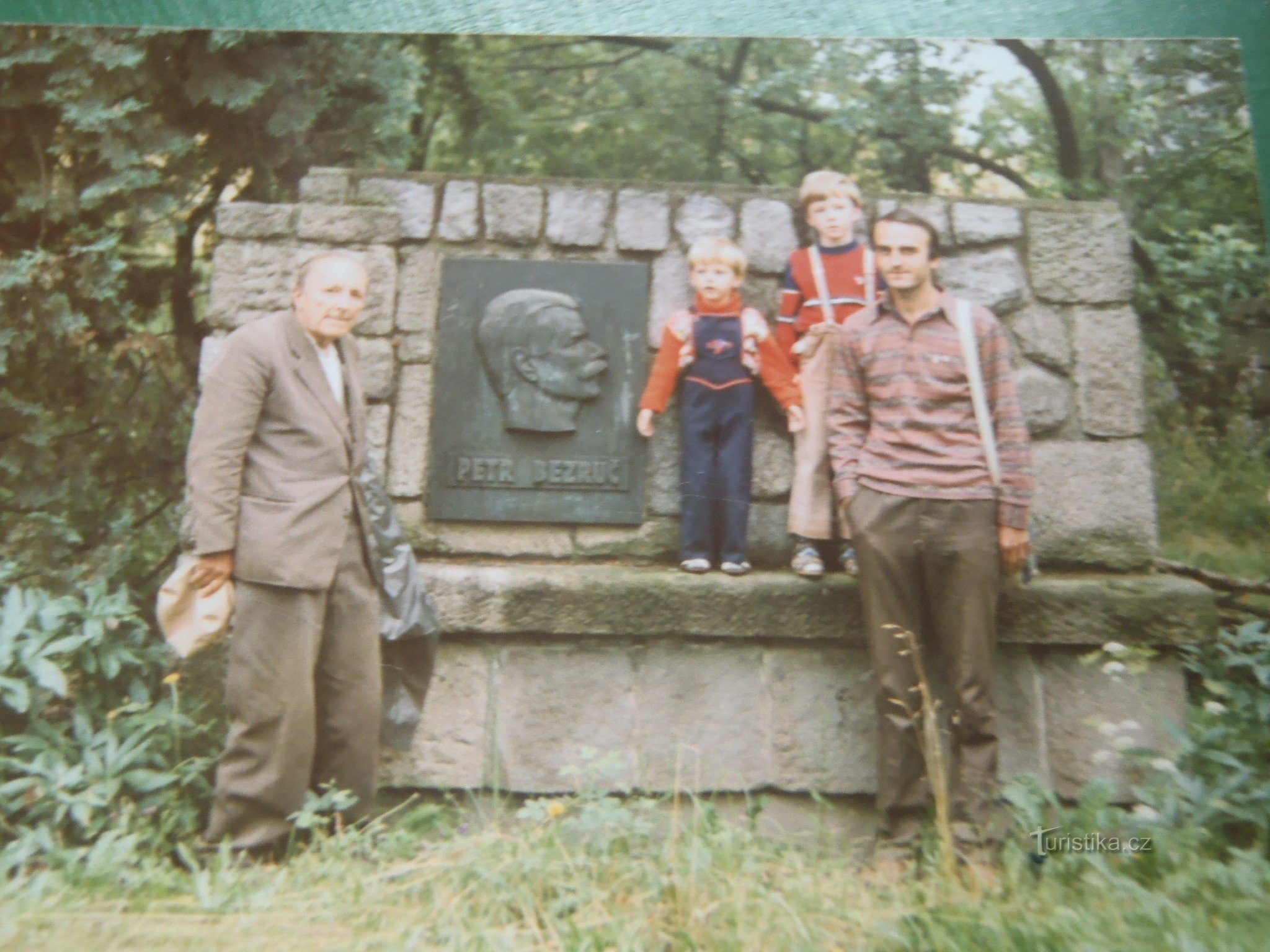 Zelfde plaats, jaar 1987. Mijn vader Otakar Vašek, neef Petr Bezruč en kleinzoon Anto