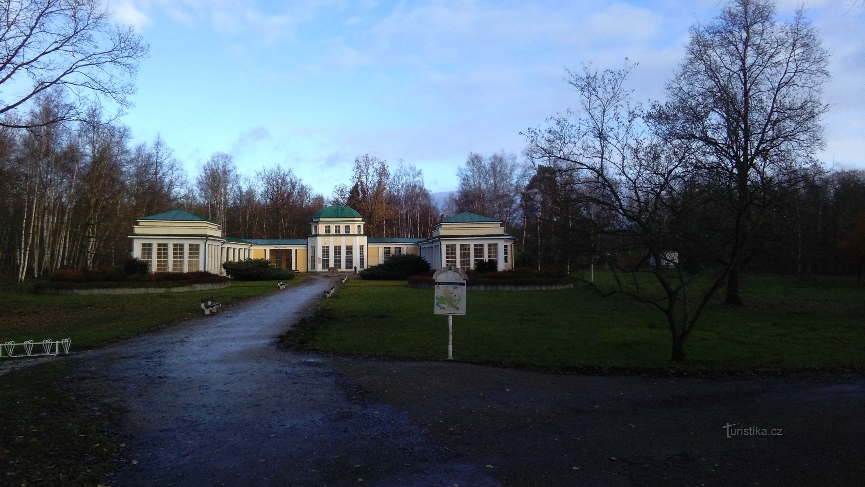 in dezelfde richting als het kasteel, maar na de tunnel naar rechts - een prachtige plek