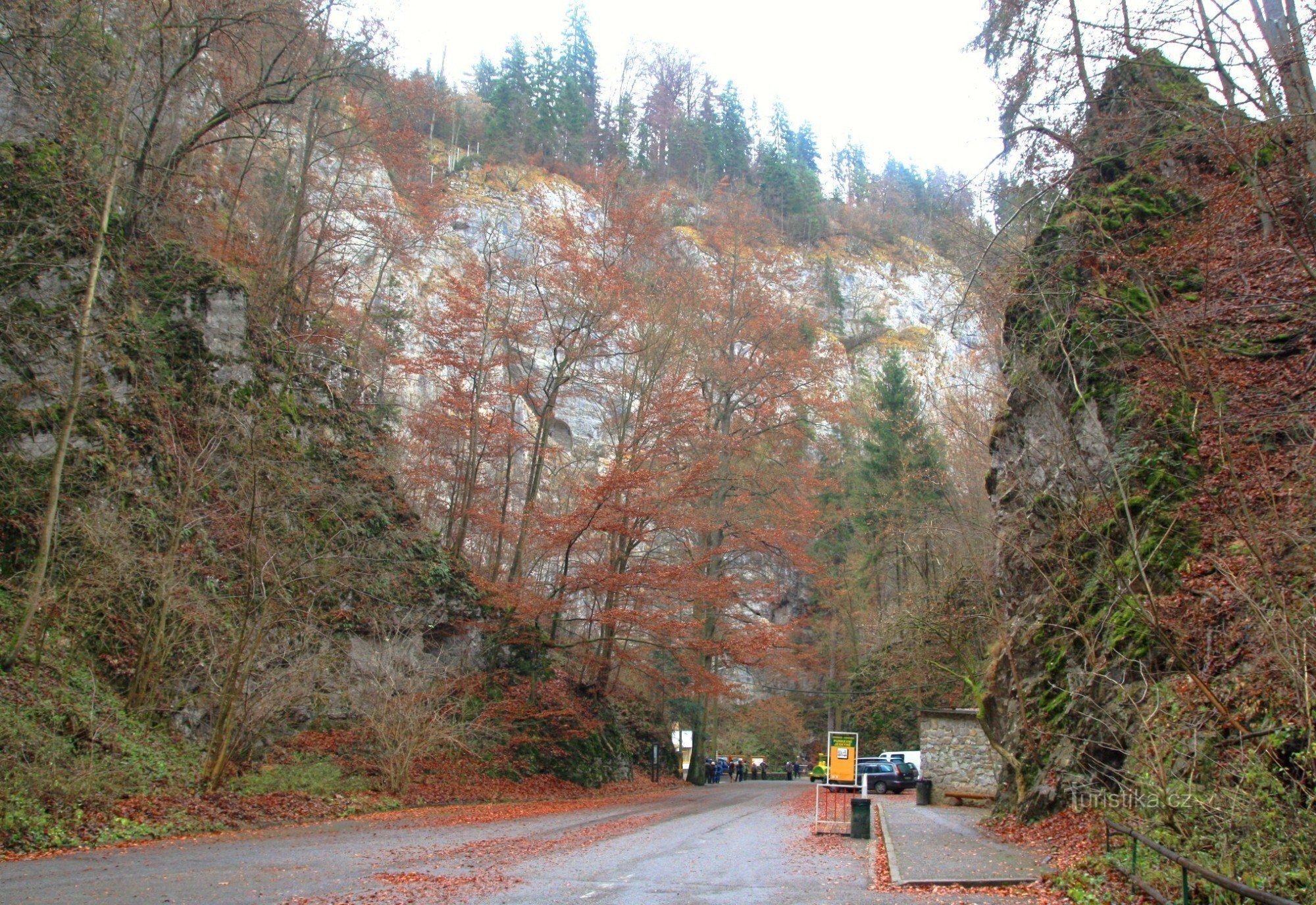 La pared sobre las cuevas de Punkevni