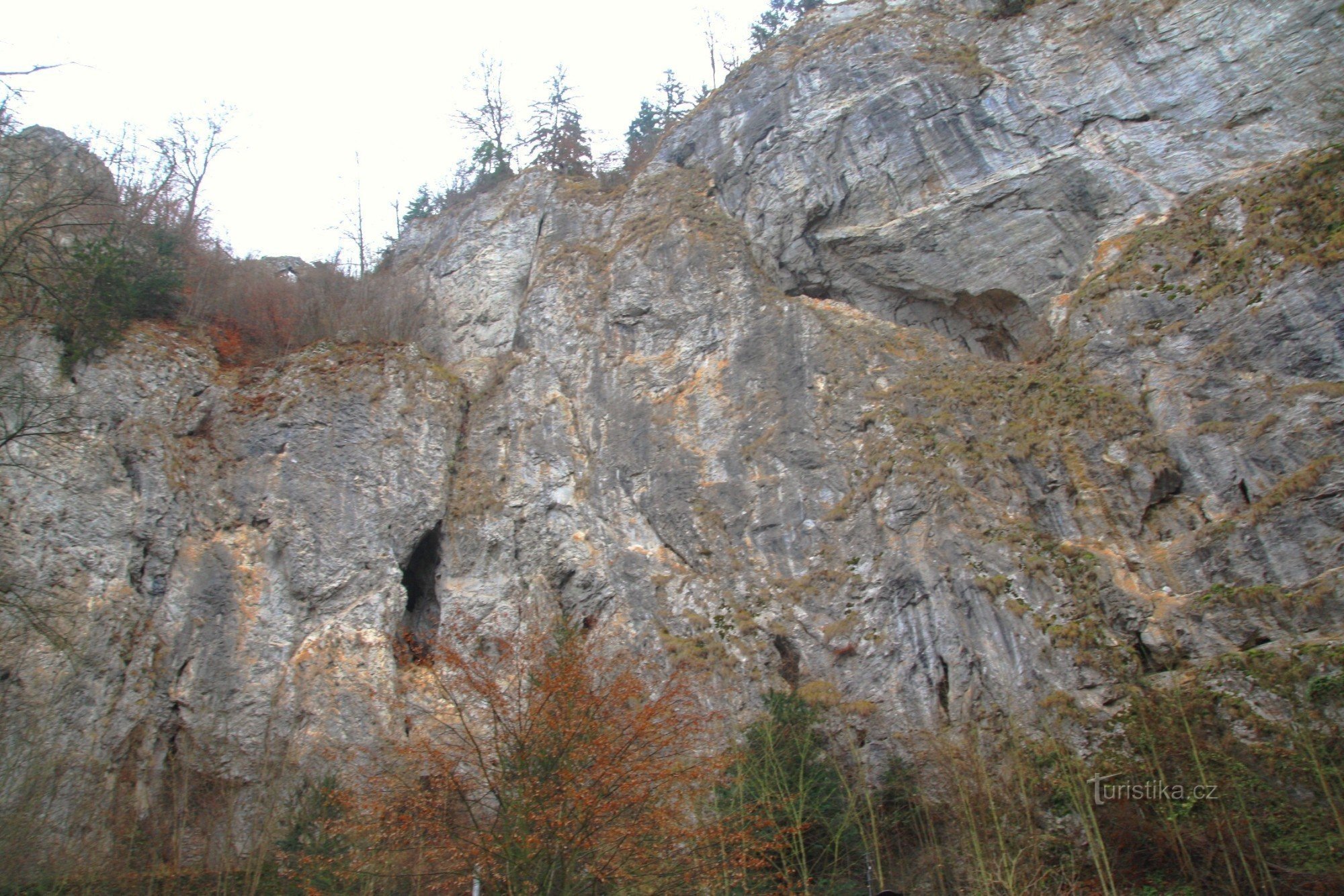 Die Wand über den Punkevni-Höhlen