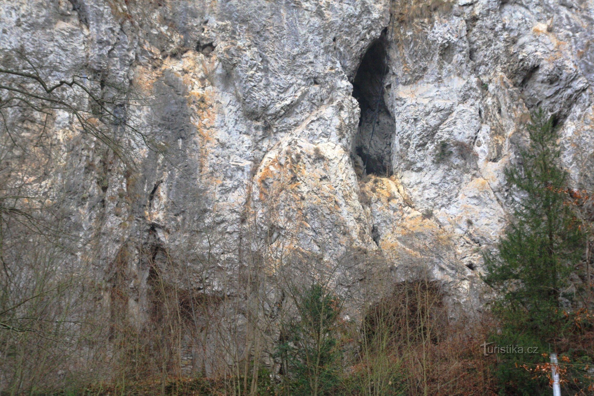 Το τείχος πάνω από τις σπηλιές Punkevni